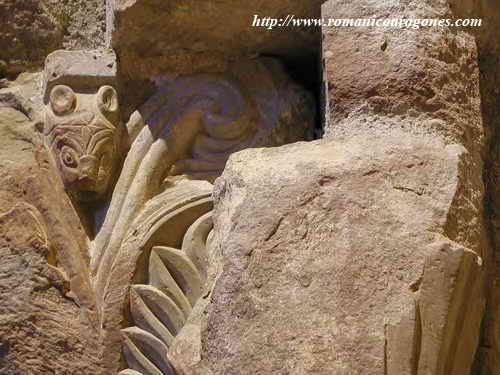 DECORACIN DE CAPITEL A BASE DE VOLUTAS, CAULCULOS Y PEQUEO LEONCITO EN MENSULILLA